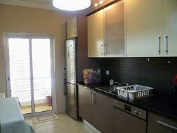 3-bed Apartment in Town Centre With Beach Access!