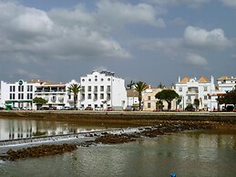 3-bed Apartment in Town Centre With Beach Access!