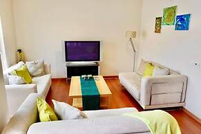 3-bed Apartment in Town Centre With Beach Access!
