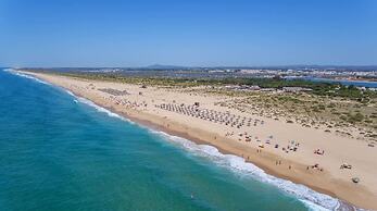 3-bed Apartment in Town Centre With Beach Access!
