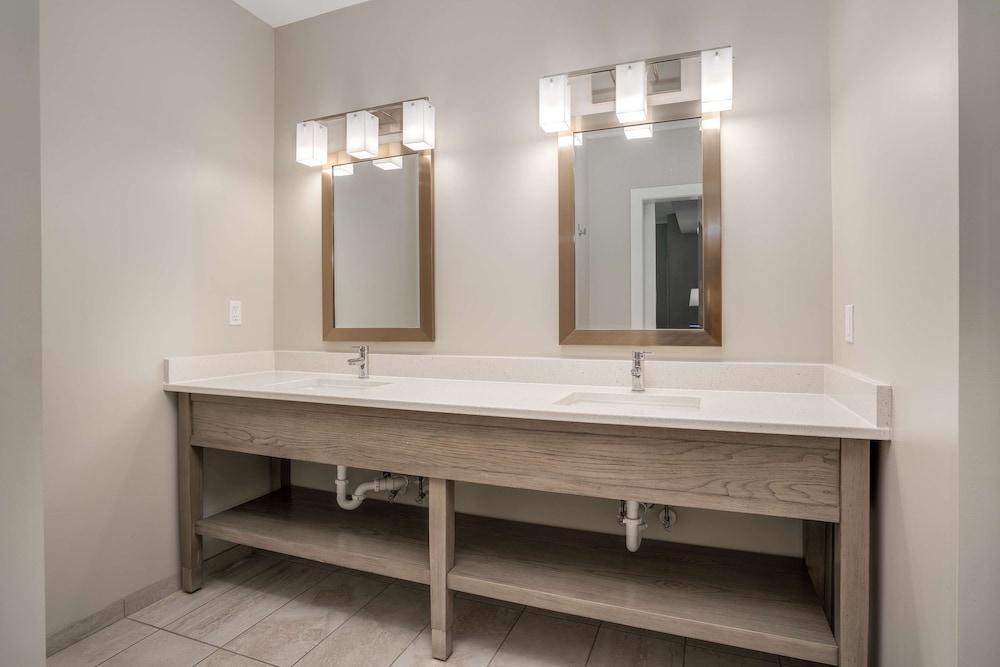 Lighthouse Suites - Best Western Signature Collection