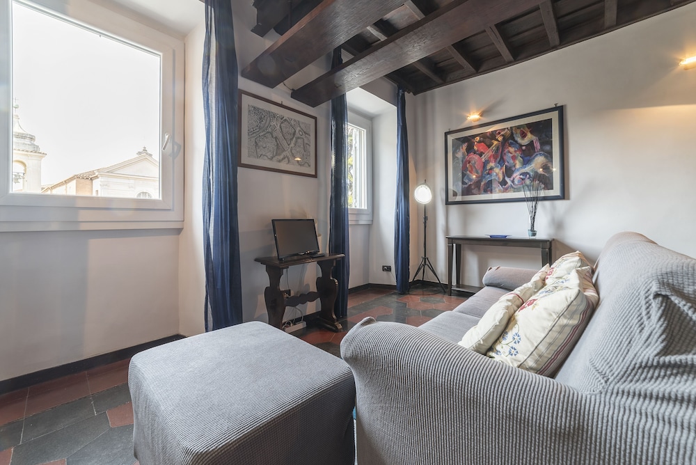 Colosseo Modern Apartment