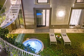 Luxury Suite with Garden and Jacuzzi