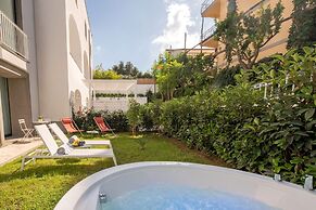 Luxury Suite with Garden and Jacuzzi