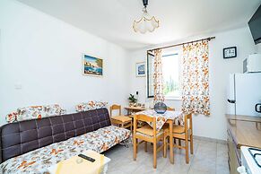 Apartment Laurel Leaf