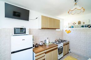 Apartment Laurel Leaf