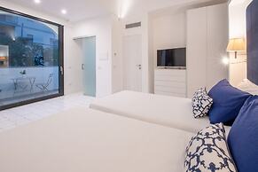 Luxury Apartment with Garden and Pool
