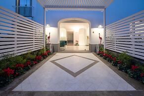 Luxury Apartment with Garden and Pool