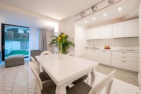 Luxury Apartment with Garden and Pool