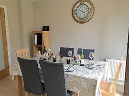 Immaculate 3-bed House With Private Secure Garden