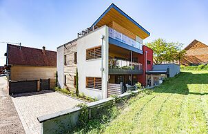 La Maison Devant La Prairie