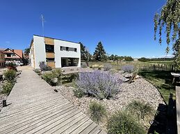 La Maison Devant La Prairie