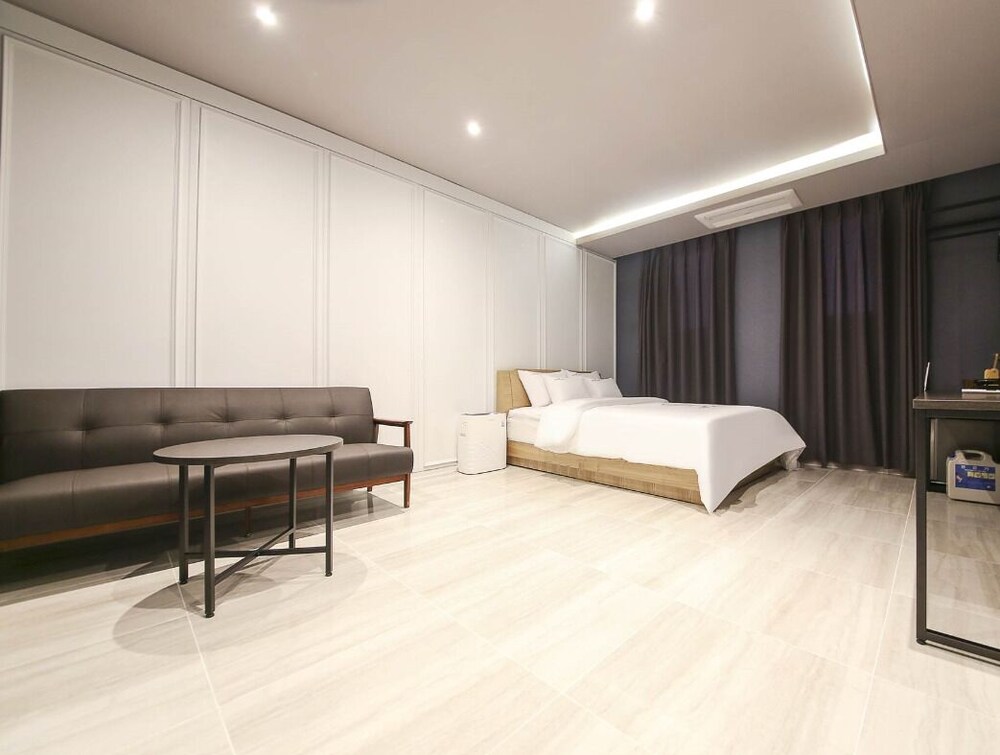 City Hotel