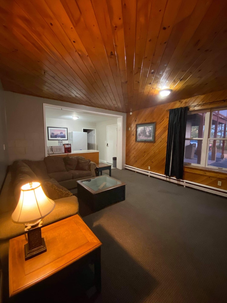 Stoco Lake Lodge