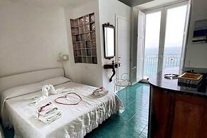 2 Bed Flat - Sleeps 4 - Parking - Wifi