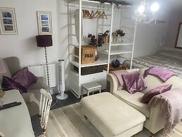 Cosy Self-contained Studio Flat in Bristol