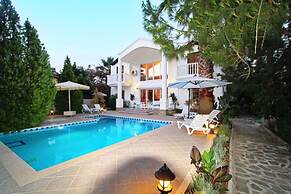 Villa Center