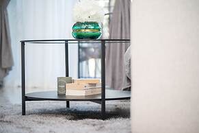 HiGuests - Boulevard Crescent Tower 2