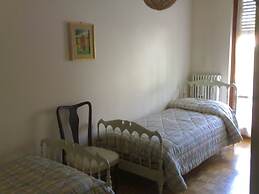 6guests-skiing-mountainviews-fireplace-freeparking