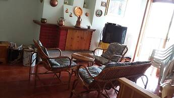 6guests-skiing-mountainviews-fireplace-freeparking