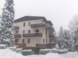 6guests-skiing-mountainviews-fireplace-freeparking