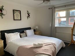 4-bed House With Private Garden in Barnsley!