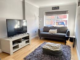 4-bed House With Private Garden in Barnsley!