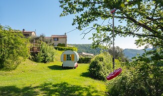 Relaxing Hillside Family Accommodation With Pool