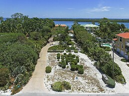 Captiva Charm