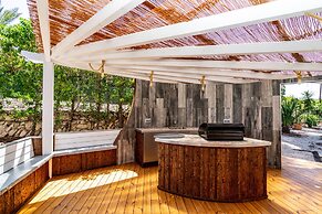 Amazing Villa With Views, Fantastic Bbq Dining Large Pool Area