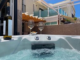 Spacious Apartment With Jacuzzi and Pool Access