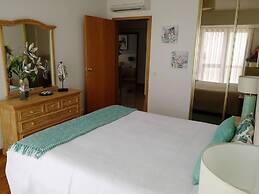 2 Bed Flat - Sleeps 4 - Parking - Wifi