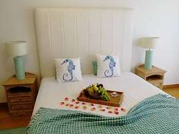 2 Bed Flat - Sleeps 4 - Parking - Wifi