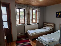 Lovely 4-bed House in Kosti