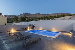House With Private Pool M&M