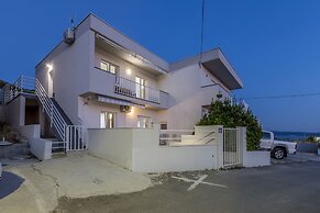 House With Private Pool M&M