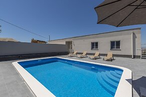 House With Private Pool M&M