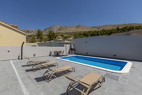 House With Private Pool M&M