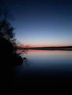 Log Cabin on the Lake - Sleeps 4 & Jacuzzi