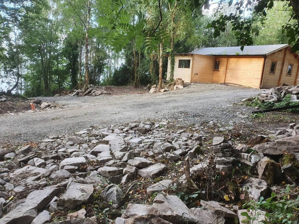 Log Cabin on the Lake - Sleeps 4 & Jacuzzi
