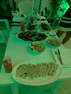 Adroit Beach Inn