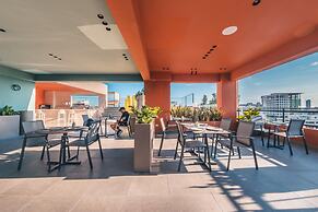 Regatta Living Hotel
