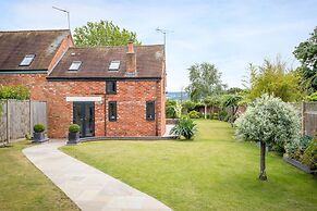 Cotswold Barn Conversion With Private Hot Tub