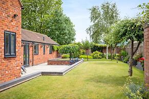 Cotswold Barn Conversion With Private Hot Tub