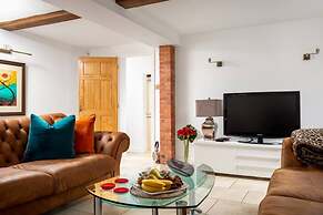 Cotswold Barn Conversion With Private Hot Tub