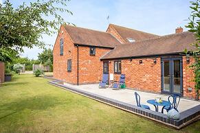 Cotswold Barn Conversion With Private Hot Tub