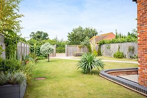 Cotswold Barn Conversion With Private Hot Tub