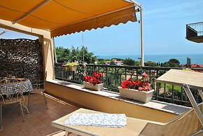 Dinky Home Air-conditioned Penthouse With sea View Terrace