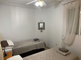 Apt - Sleeps 4 - Balcony - Communal Pool