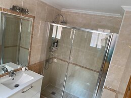 Apt - Sleeps 4 - Balcony - Communal Pool